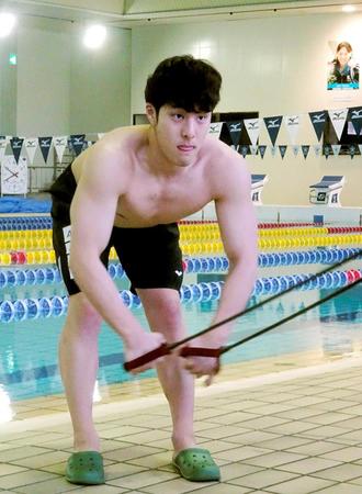 　チューブトレーニングを行う瀬戸大也