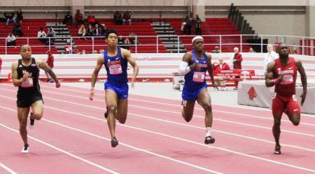 　男子６０メートル決勝　６位のサニブラウン・ハキーム（左から２人目）＝フェイエットビル（共同）
