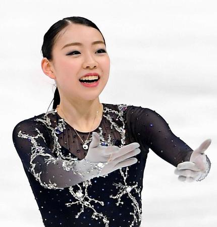 　フリー演技を終えて声援に応える紀平梨花（撮影・堀内翔）