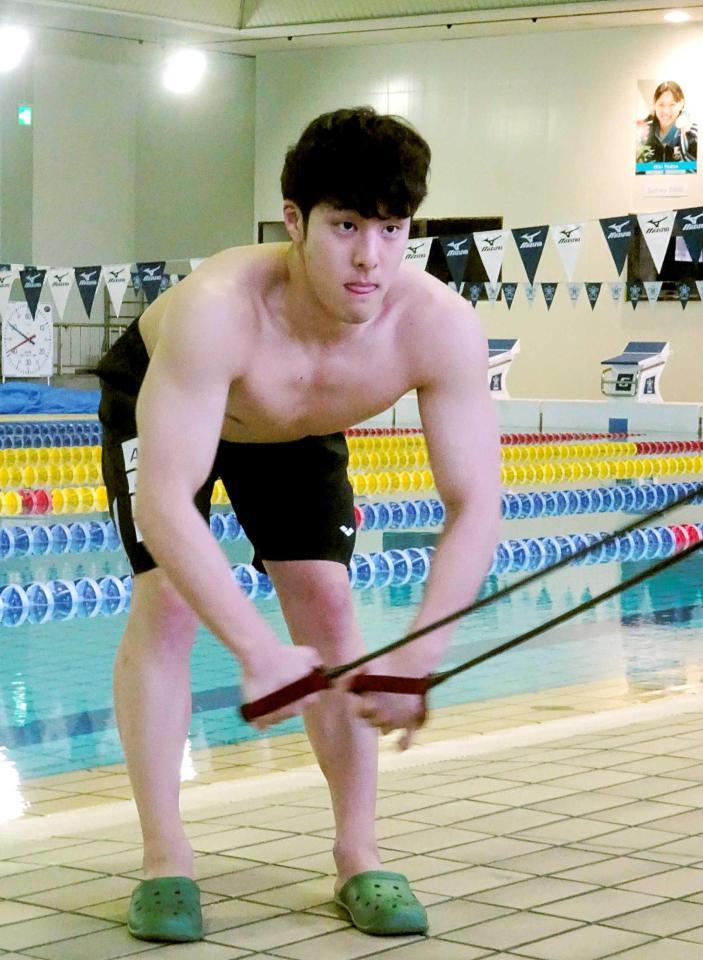 　チューブトレーニングを行う瀬戸大也