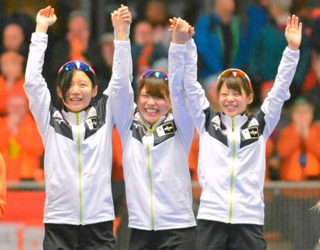 　女子団体追い抜きで優勝した日本の（左から）高木美帆、佐藤綾乃、高木菜那（共同）