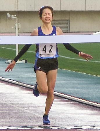 　全日本実業団ハーフマラソン女子で、初優勝した佐藤早也伽＝山口市の維新みらいふスタジアム