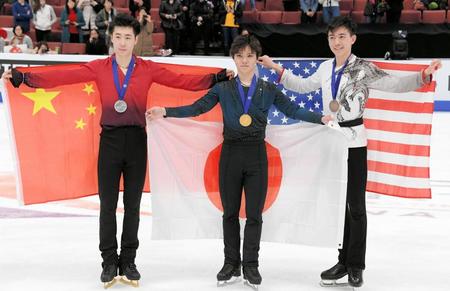 フィギュアスケート・四大陸選手権の（左から）２位は金博洋（中国）、１位は宇野昌磨、３位はビンセント・ゾウ（米国）＝米アナハイム（撮影・堀内翔）