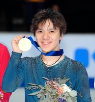 　逆転初Ｖを成し遂げ金メダルを手にする宇野昌磨