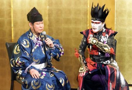 　襲名披露祝賀会でデーモン閣下（右）とトークショーを行う第４１代式守伊之助＝１１日、東京都内のホテル