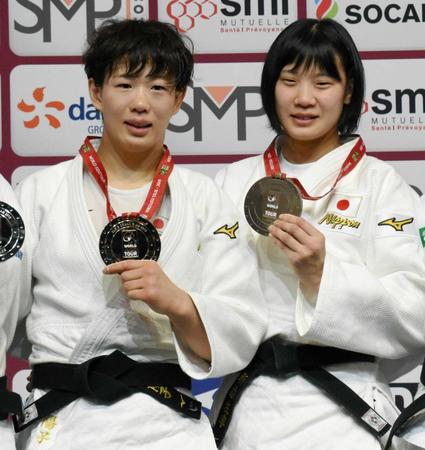 　女子７０キロ級で優勝した大野陽子（左）と３位の新添左季（共同）