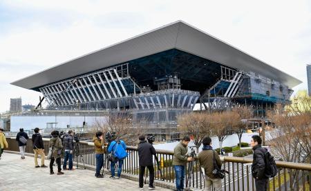 　２０２０年東京五輪・パラリンピックに向けて建設が進む五輪水泳センター＝１２日午後、東京都江東区
