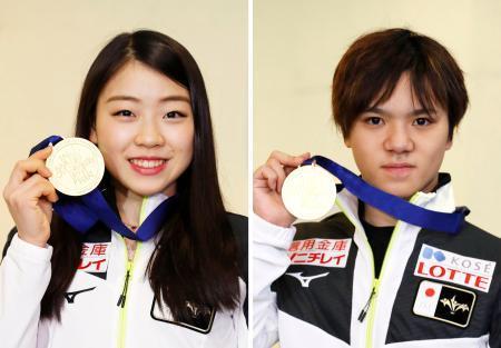 　米国から帰国し、メダルを掲げ取材に応じる紀平梨花（左）、宇野昌磨の両選手＝１２日午後、成田空港