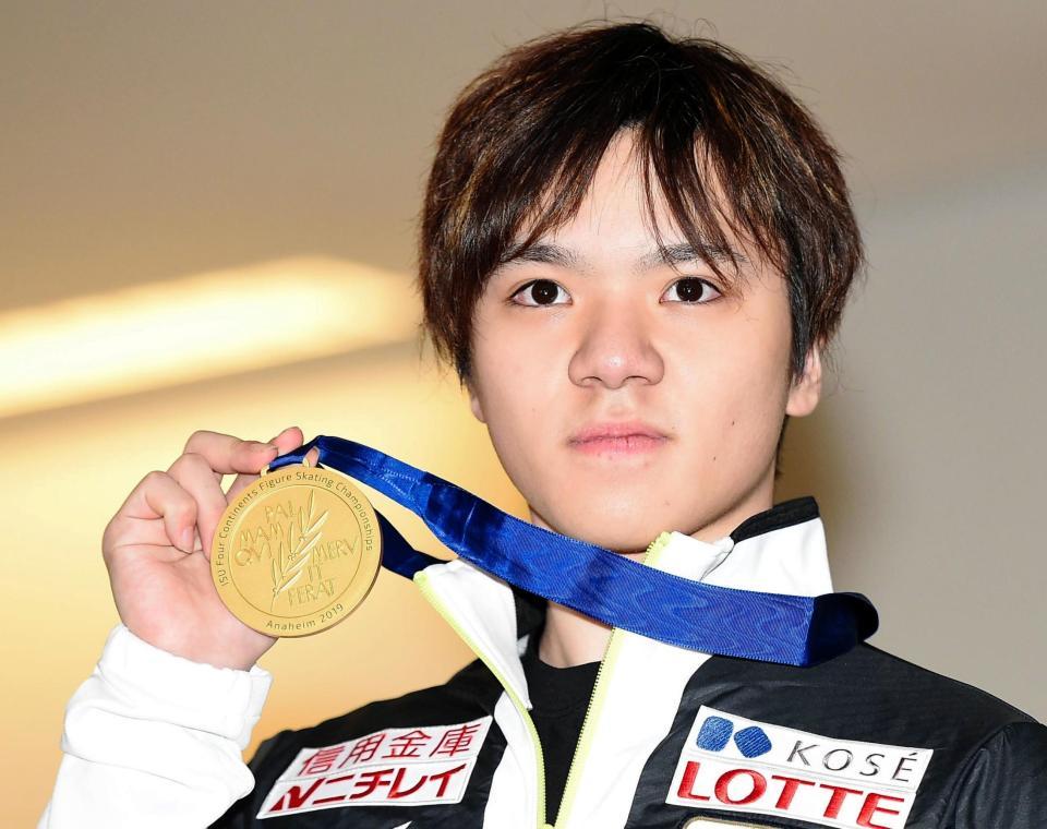 　到着ロビーで金メダルを手にポーズをとる宇野昌磨＝成田空港（撮影・開出牧）