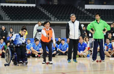 　企業対抗のパラスポーツ運動会で、ボッチャをプレーする経済同友会の小林喜光代表幹事（手前左から２人目）ら＝１３日午後、東京都内