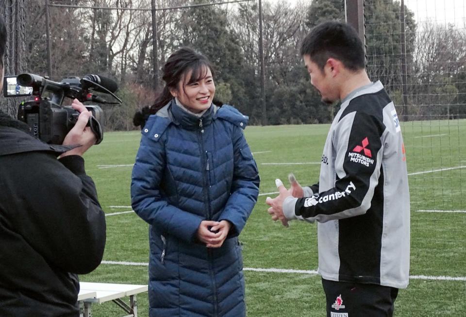 　ラグビー日本代表候補合宿で、タレントの小島瑠璃子から取材を受ける田中