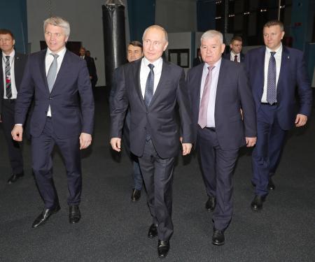 　プーチン大統領（左から２番目）とともにソチのスポーツ施設を視察したコロプコフ・スポーツ相（左端）＝１４日（タス＝共同）
