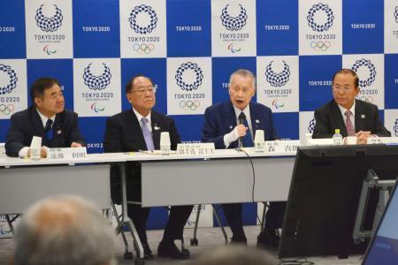 　２０２０年東京五輪・パラリンピック組織委員会の理事会であいさつする森喜朗会長（右から２人目）＝１５日午前、東京都港区