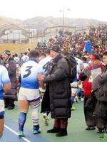 尾道でラスト采配となった昨年12月30日の石見智翠館戦。敗戦で涙する選手を出迎える梅本監督（花園ラグビー場）