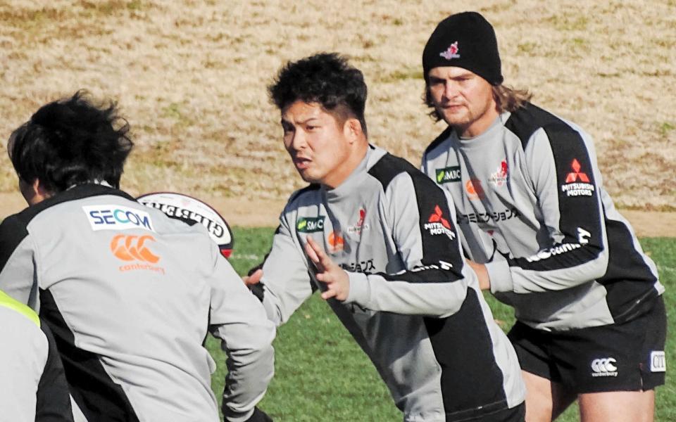 　稲垣（左）からのパスを受ける姫野（中央）