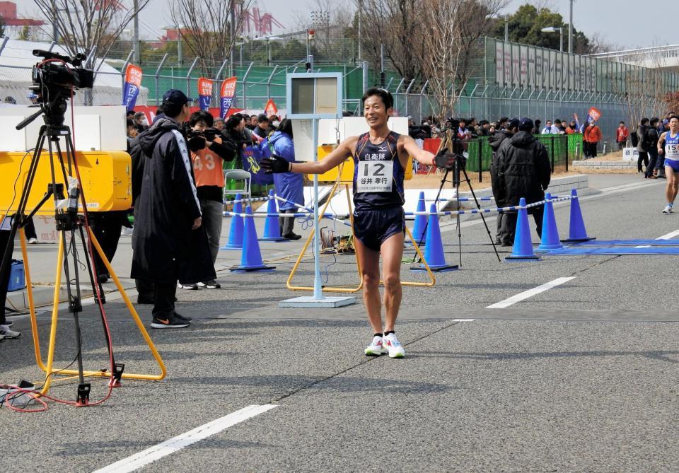 引退レースを笑顔でゴールした谷井孝行＝神戸市内の六甲アイランド