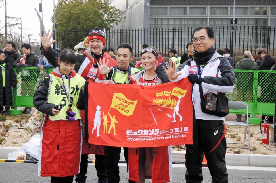 ５連覇を達成して記念撮影する岡田久美子（右から２人目）＝神戸市内の六甲アイランド