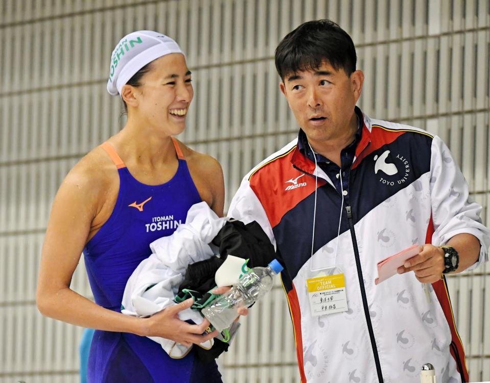 女子２００メートル個人メドレー決勝を制し平井伯昌競泳日本代表ＨＣと笑顔で話す大橋悠依（左）＝千葉県国際総合水泳場（撮影・三好信也）