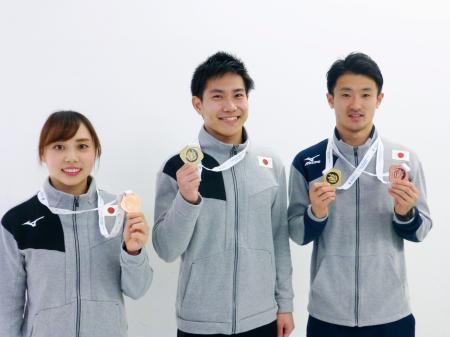 　トランポリンのＷ杯から帰国し、獲得したメダルを手にする（左から）土井畑知里、堺亮介、岸大貴＝１９日、成田空港
