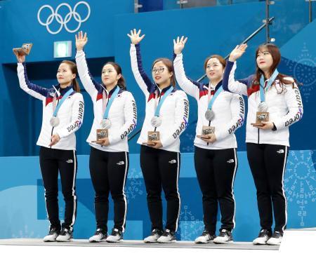　平昌冬季五輪カーリング女子のメダル授与式で銀メダルを胸に喜ぶ韓国チーム＝２０１８年２月（共同）