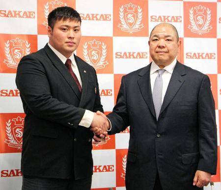 　入門会見で師匠となる日本相撲協会の八角理事長（右）と握手する斎藤大輔