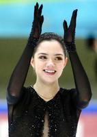 フィギュアスケートのロシア・カップ・ファイナル女子フリーの演技を終えて笑顔を見せるエフゲニア・メドベージェワ＝ベリーキーノブゴロド（タス＝共同）