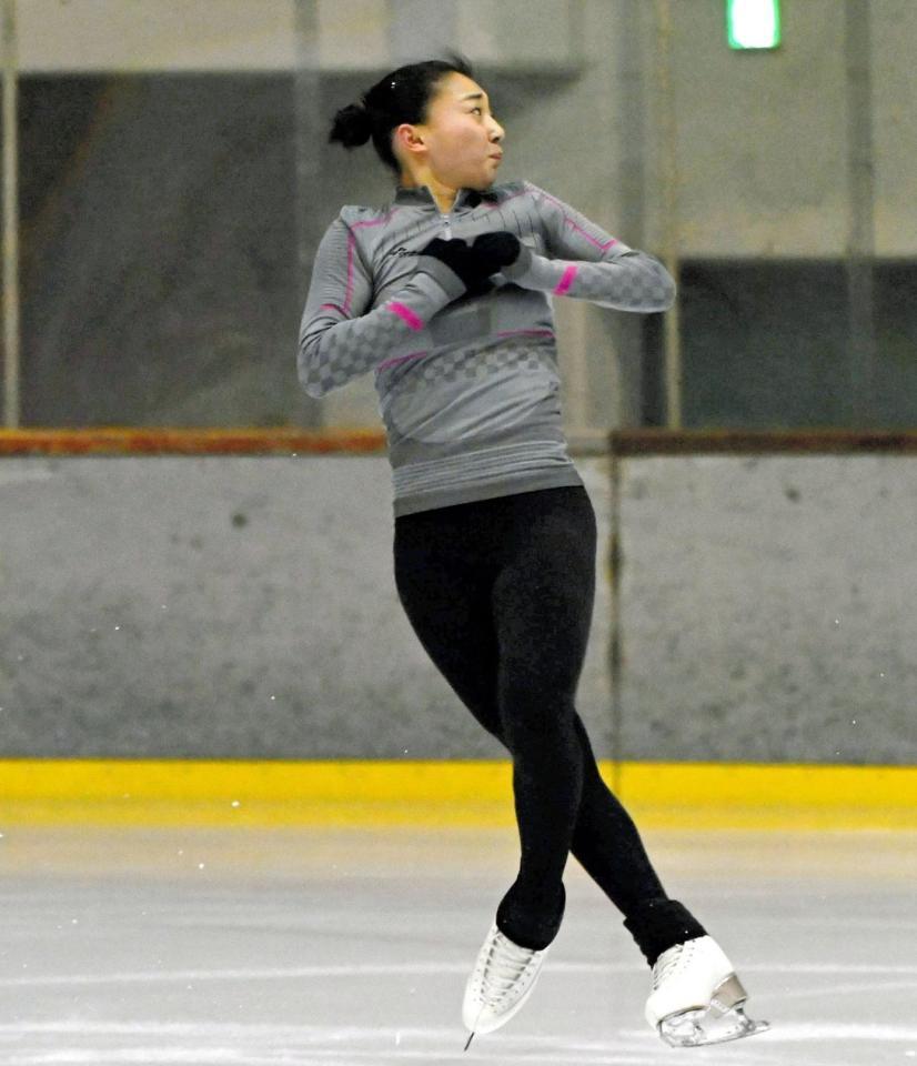 豪快なジャンプを決める坂本花織＝ポートアイランドスポーツセンター（撮影・持木克友）