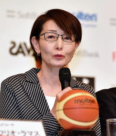 会見で話す日本バスケットボール協会会長・三屋裕子氏