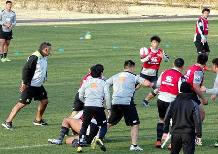 ラグビー日本代表候補合宿は第４クールを迎え、１５対１５の実戦練習を敢行。左はジョセフＨＣ