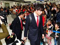 ファンが迎える中、帰国した富樫ら（左）バスケットボール男子の日本代表選手たち＝成田空港