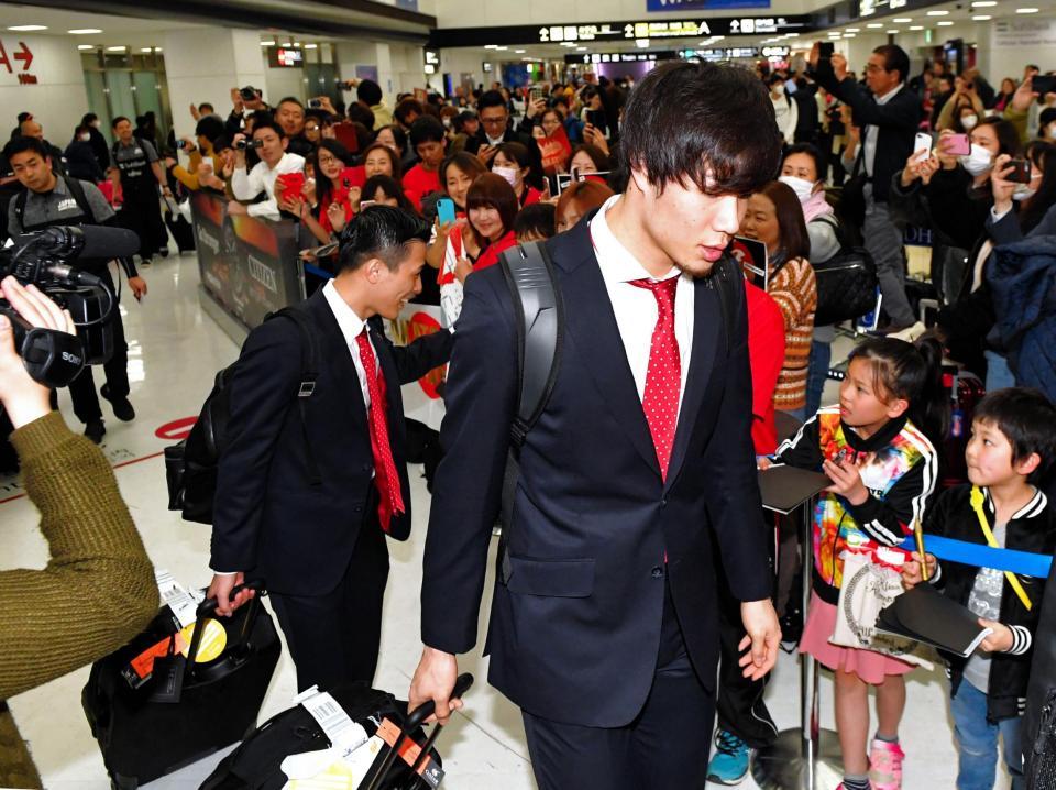 ファンが迎える中、帰国した富樫ら（左）バスケットボール男子の日本代表選手たち＝成田空港