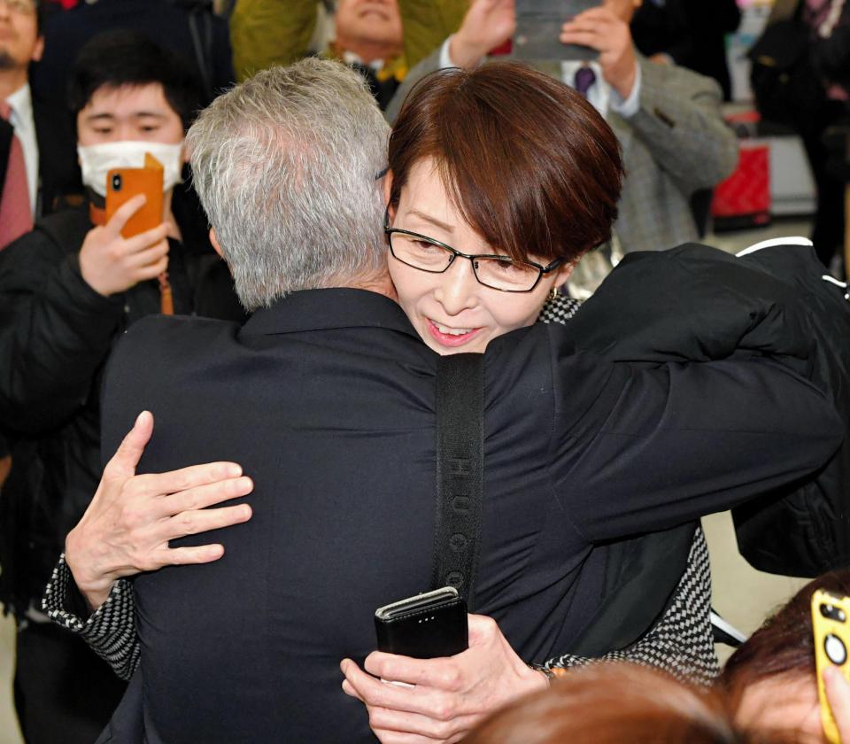 ラマス監督と抱き合って喜ぶ日本バスケットボール協会の三屋会長＝成田空港