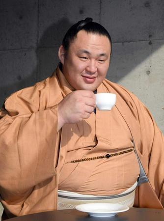 　会見を終えコーヒーを飲む玉鷲