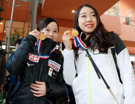 　関西空港に帰国し、メダルを手に笑顔の紀平梨花（右）と本田紗来＝２６日午前
