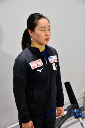 チャレンジカップから帰国した樋口新葉＝成田空港