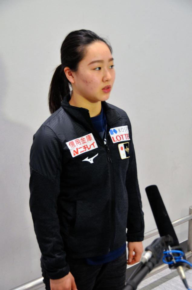 チャレンジカップから帰国した樋口新葉＝成田空港