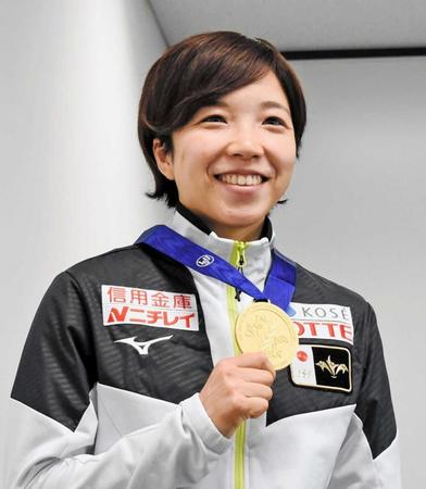 　世界スプリント選手権で総合優勝し、金メダルを手に笑顔の小平奈緒