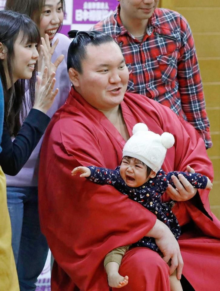 　記念撮影会で赤ちゃんを抱っこする白鵬