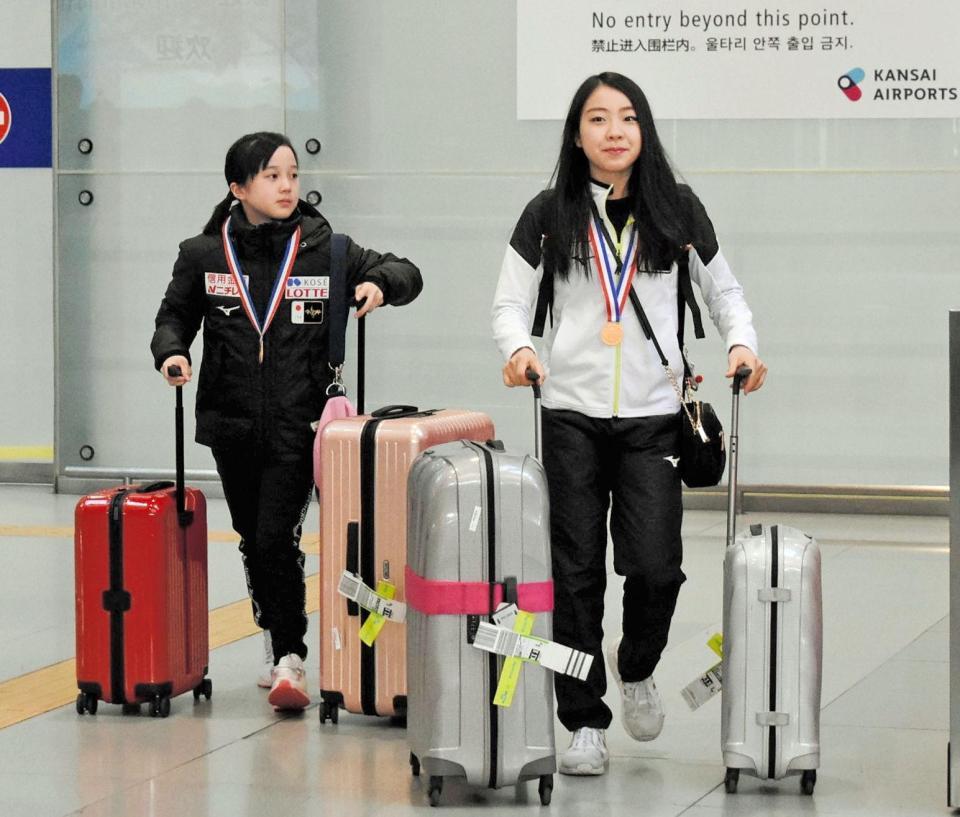 　関西空港に帰国した紀平梨花（右）と本田紗来