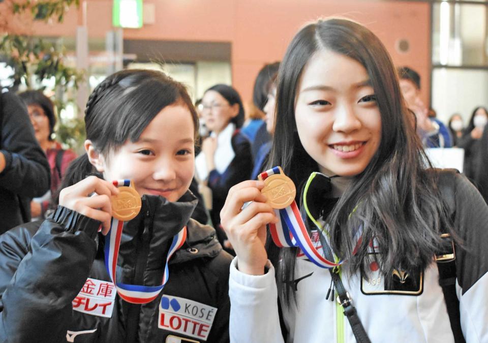 　金メダルを手に笑顔の紀平梨花（右）と本田紗来