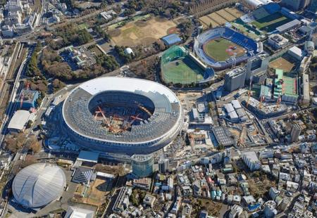 　東京五輪のメイン会場となる新国立競技場の建設が進む明治神宮外苑地区