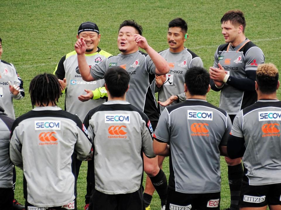 できたてのチームソング「ＶＩＣＴＲＹ　ＲＯＡＤ」を歌うプロップの山本（中央）