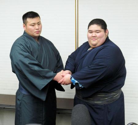 新弟子検査を終え、握手する高校横綱の斎藤大輔（左）と当真嗣斗