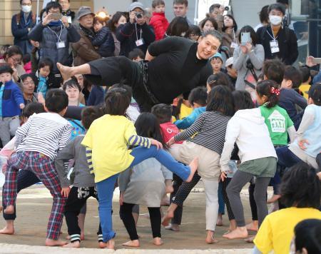 　イベントで保育園児らと一緒に四股を踏む元横綱貴乃花の花田光司氏＝２日、東京都港区の六本木ヒルズ