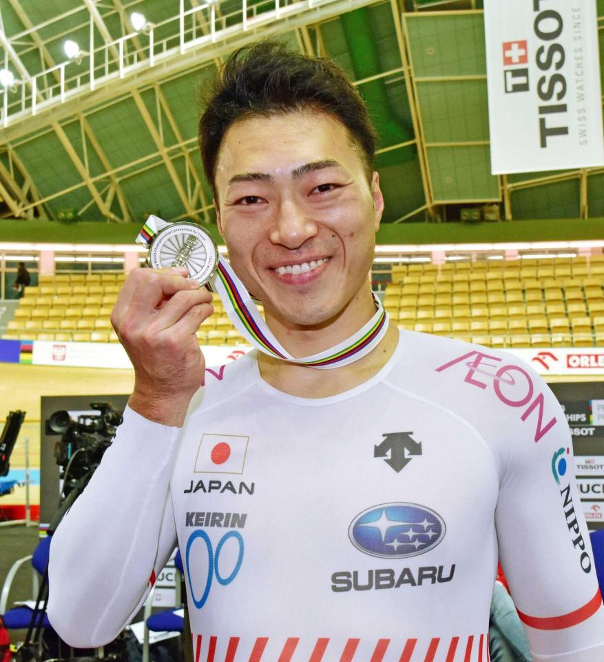 　自転車トラック種目の世界選手権の男子ケイリンで２位に入り、銀メダルを手に笑顔の新田祐大（共同）