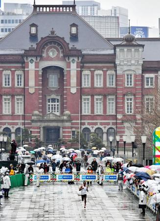 　ゴールに向かってラストスパートをかけるレゲセ＝東京・丸の内