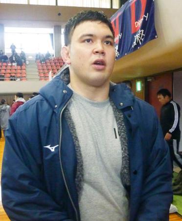 　試合後、取材に応じるウルフ・アロン＝３日、栃木県体育館