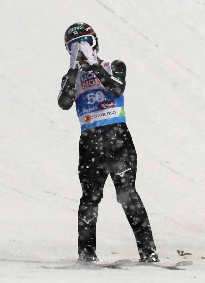 　２回目の飛躍を終え、手で顔を覆う小林陵侑（共同）