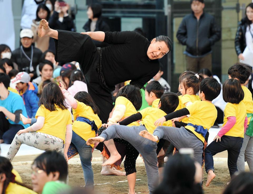 　イベントで子供たちと一緒に四股を踏む元横綱の花田光司氏（撮影・開出牧）