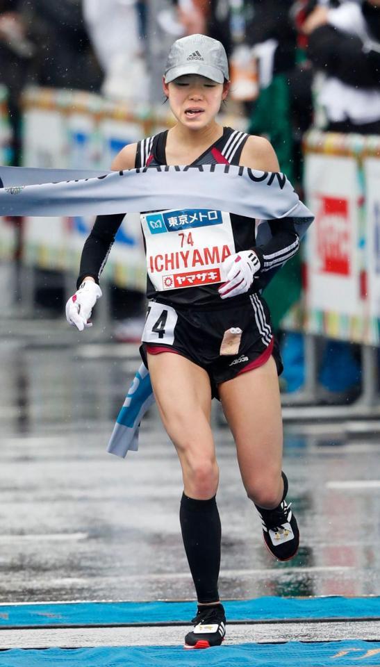 　日本女子トップの７位となる２時間２４分３３秒でゴールする一山麻緒＝東京都千代田区